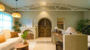 Familie driepersoonskamer, uitzicht op de stad | Voorkant accommodatie - avond/nacht