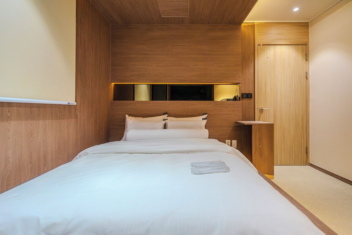 Quarto casal econômico | 1 quarto, escrivaninha, espaço de trabalho para notebook