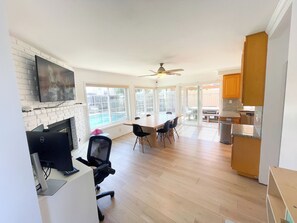 Dining - Family-Friendly 4 bd Coastal House/No Cleaning Fee (Huntington Beach)