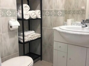 ヘアドライヤー、ビデ、石鹸、トイレットペーパー