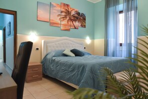 2 Schlafzimmer, Schreibtisch, Bügeleisen/Bügelbrett, Reisekinderbett