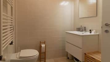 Dusche, Haartrockner, Bidet, Handtücher