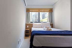 Desk, laptop workspace, free WiFi, bed sheets - 360 Diamond Jardins (Sao Paulo)