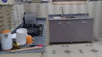 Departamento de lujo, vista a la alberca | Cocina privada | Refrigerador, microondas, parrilla de estufa y tetera eléctrica