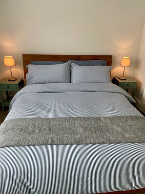 1 bedroom, iron/ironing board, travel cot, WiFi - 1 Bed, Ground Floor Apartment with Parking in Leatherhead, Surrey (Leatherhead)