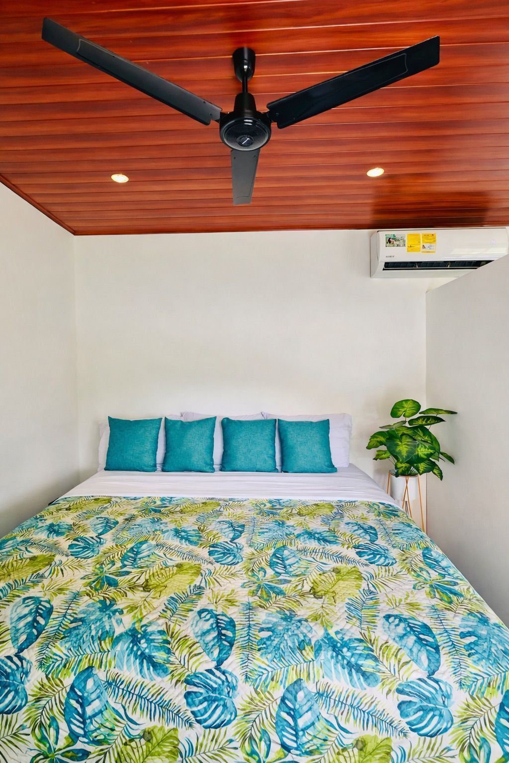 Deluxe Cabin | Laptop workspace, free WiFi