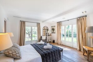 5 bedrooms, desk, WiFi, bed sheets