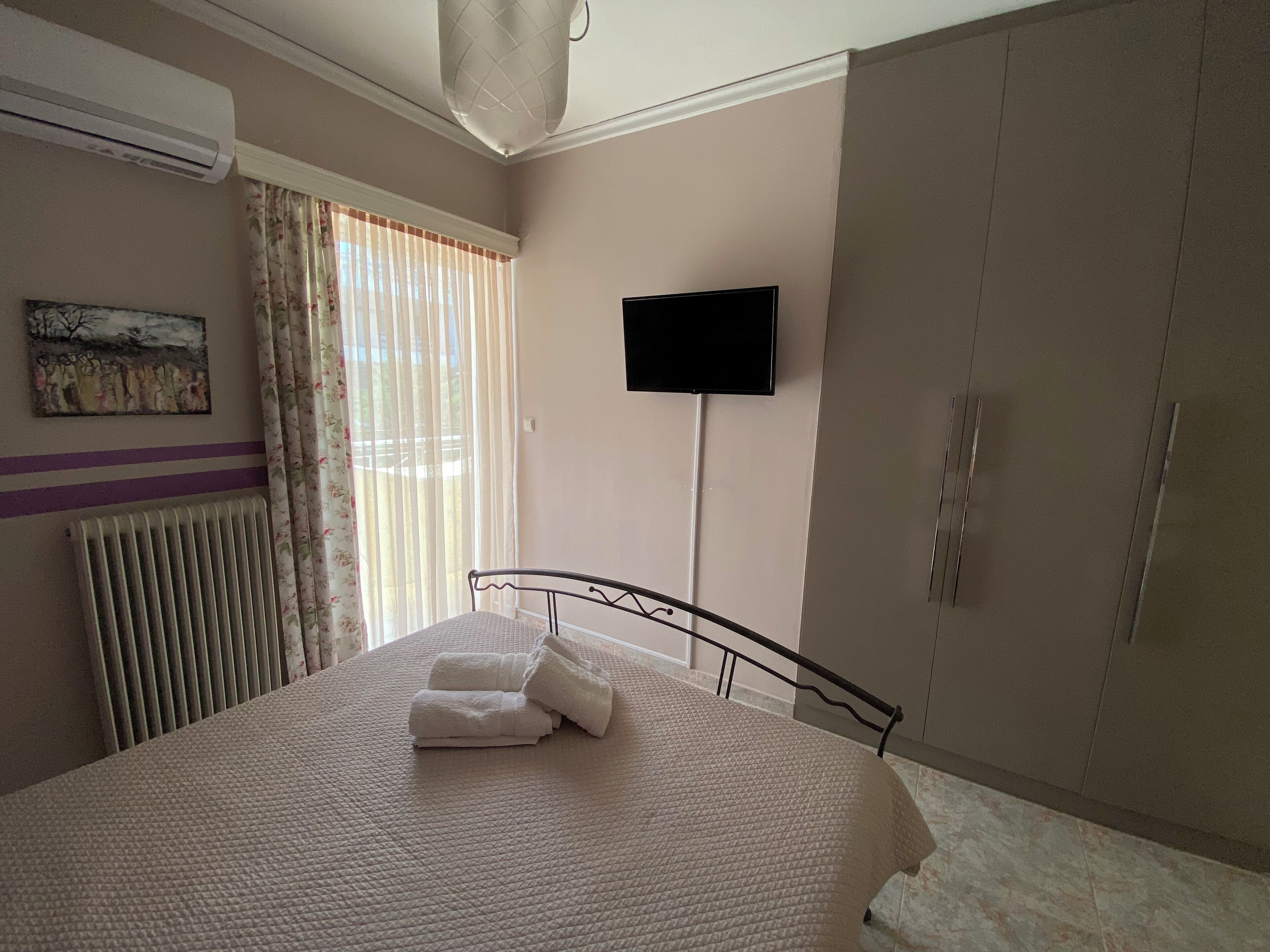 2 chambres, bureau, fer et planche à repasser, lit parapluie