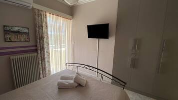 2 chambres, bureau, fer et planche Ă repasser, lit parapluie