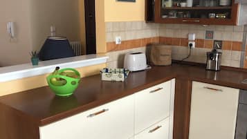 Refrigerador, horno, lavavajillas y cafetera y tetera