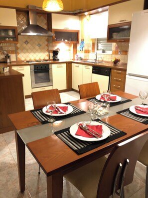 Fridge, oven, stovetop, dishwasher