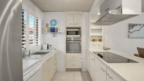Geladeira, micro-ondas, fogão, cooktop