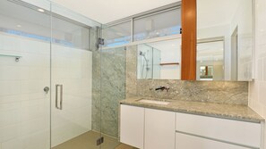Dusche, Haartrockner, Handtücher