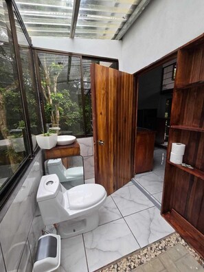 Zimmer, Balkon, Bergblick | Badezimmer