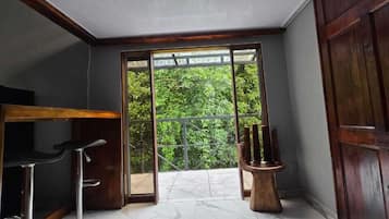 Room, Balcony, Mountain View | Living area