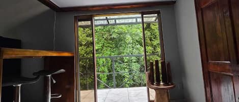 Chambre, balcon, vue montagne | Coin séjour
