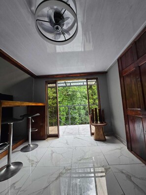 Living area - Happy Paradise Lodge (Arenal)