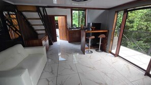 Room, Balcony, Mountain View | Living area