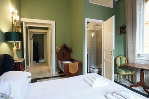 5 bedrooms, desk, iron/ironing board, free WiFi - [5 Bedrooms, 3 bathrooms] Historic residence in Coliseum (Roma)