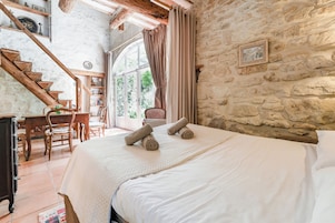 Studio Suite, Garden View | Premium bedding, blackout drapes, iron/ironing board, travel crib