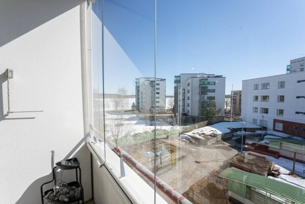 Apartamento familiar, balcón, vistas al patio | Vistas desde la habitación