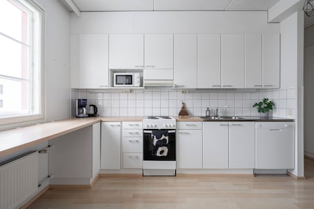 Refrigerador con freezer, microondas, horno, placa de cocina