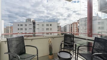 Familie appartement, balkon, uitzicht op binnenplaats | Balkon