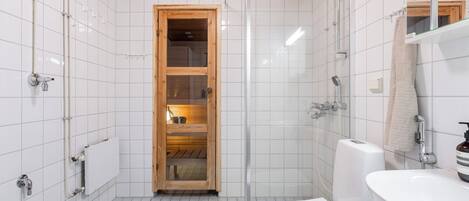 Appartement familial, balcon, vue sur la cour intérieure | Salle de bain | Douche, serviettes fournies, savon, papier de toilette