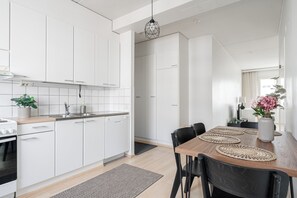 Apartamento familiar, balcón, vistas al patio | Cocina privada | Frigorífico grande, microondas, horno y placa de cocina