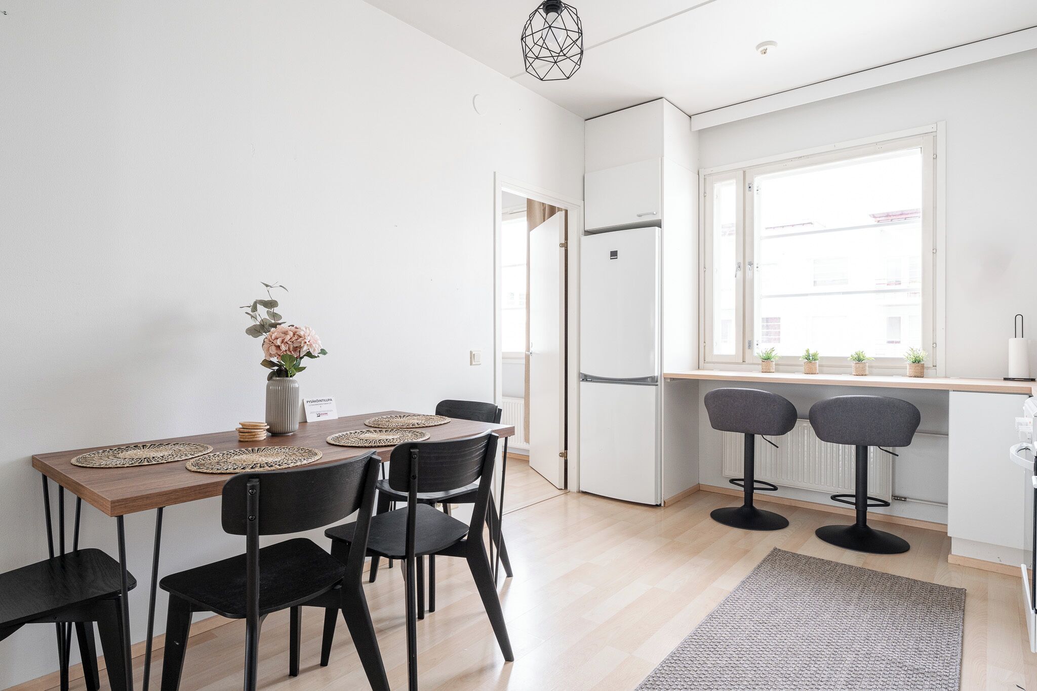 Perhehuoneisto, parveke, näköala pihalle | Yksityinen keittiö | Täysikokoinen jääkaappi, mikroaaltouuni, uuni, liesi