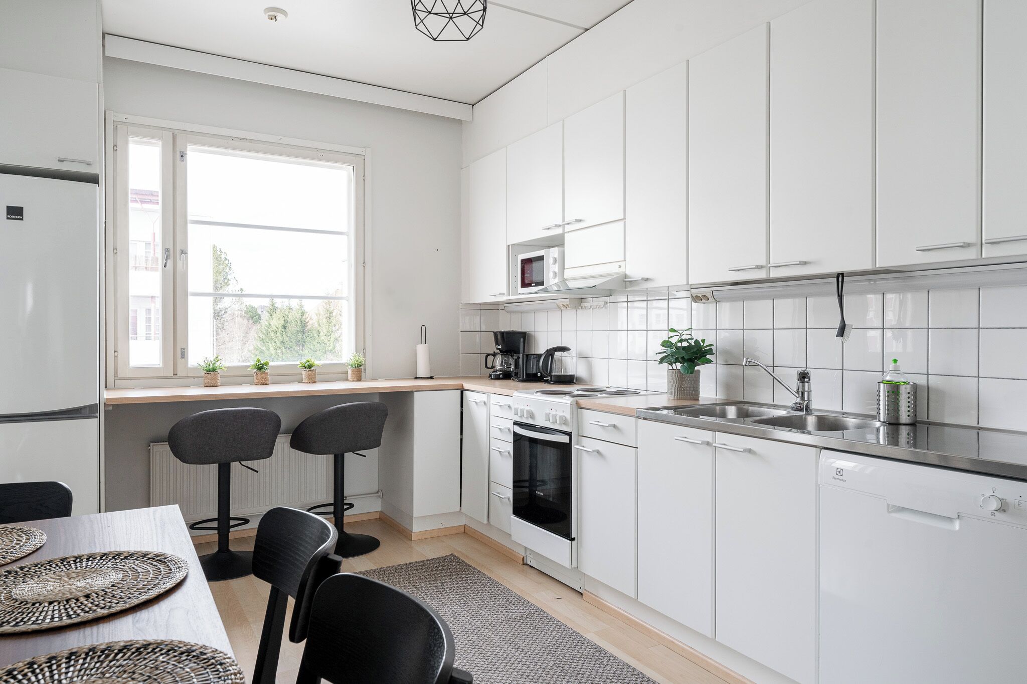 Family Apartment, Balcony, Courtyard View | Private kitchen | Full-size fridge, microwave, oven, stovetop