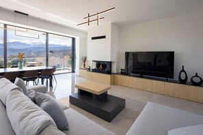 Smart TV, fireplace - White View Villa by Alex – Your Dream Holiday in the Heart of Crete (Chania)