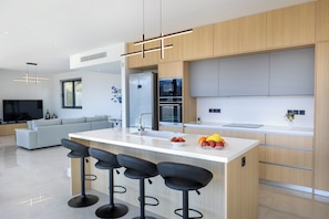 Geladeira, micro-ondas, fogão, cooktop