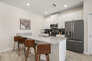 Fridge, microwave, oven, stovetop - 5 BD / 4 BA/  Champions Gate (8995 SD) (Champions Gate)