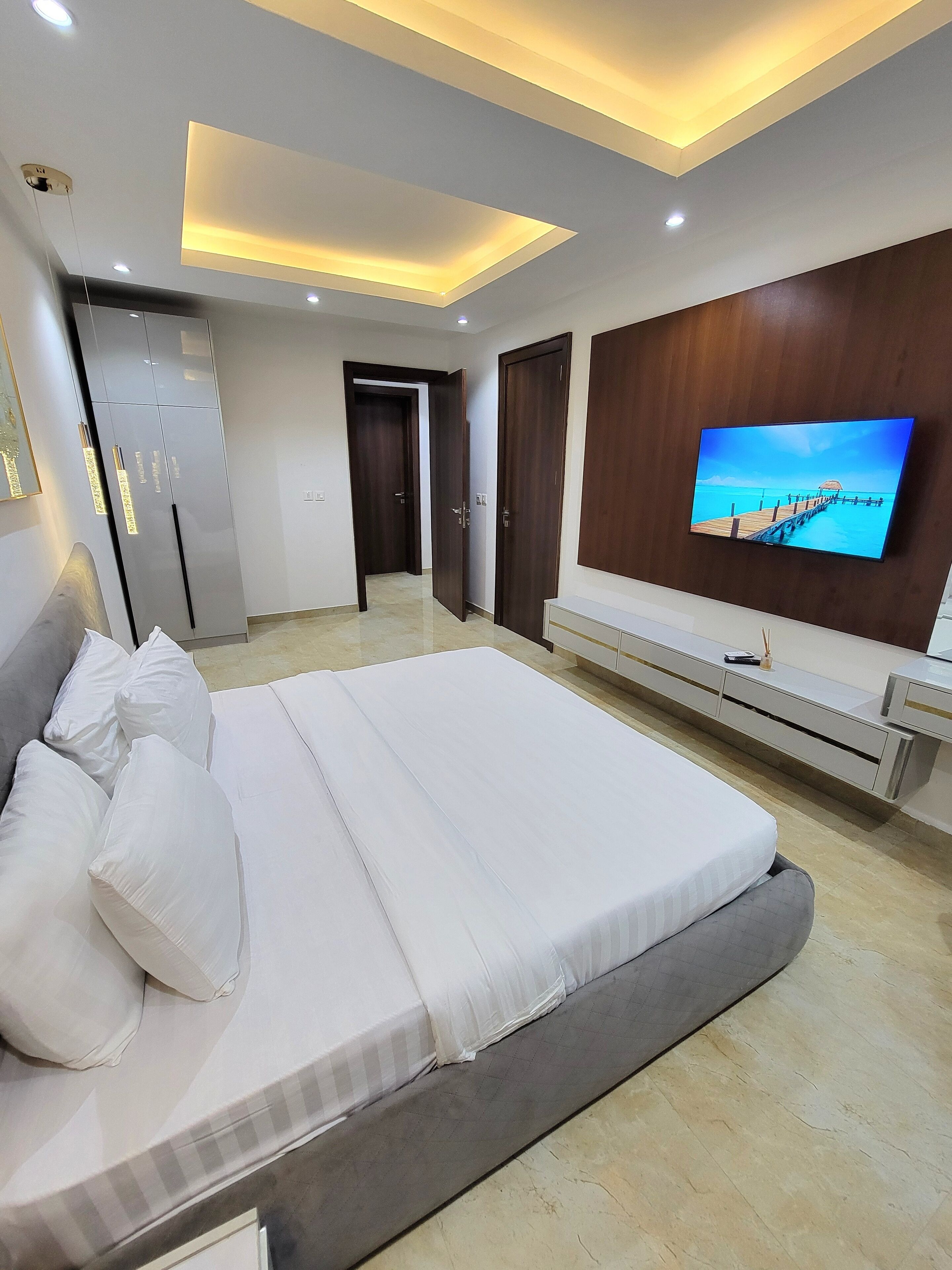 3 bedrooms, iron/ironing board, WiFi, bed sheets