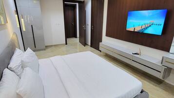 3 bedrooms, iron/ironing board, WiFi, bed sheets