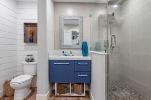 Serviettes fournies, savon, papier de toilette