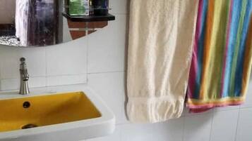 Bidet, toallas, jabón, papel higiénico