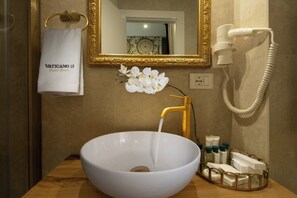 Een douche, een haardroger, handdoeken, zeep