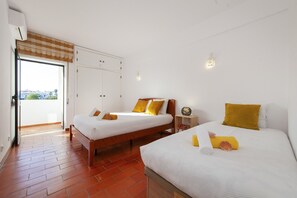 Iron/ironing board, free WiFi, bed sheets