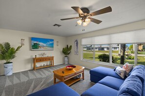 Smart-tv, een open haard, tafelvoetbal en een stereo