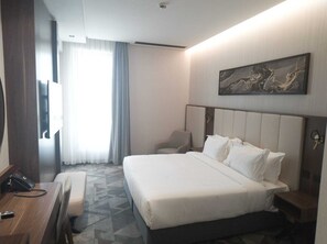 Deluxe tweepersoonskamer | Een bureau, verduisterende gordijnen, geluiddichte muren, gratis wifi