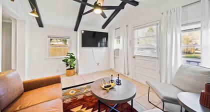 The Red Cabin: Quiet, Cozy Getaway in Ideal Fayetteville Location