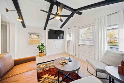 The Red Cabin: Quiet, Cozy Getaway in Ideal Fayetteville Location