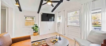 The Red Cabin: Quiet, Cozy Getaway in Ideal Fayetteville Location