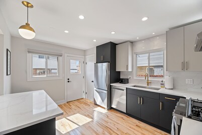 Beautifully Renovated 4 bedroom/2.1 Bathroom Townhome in Des Plaines!