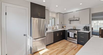 Beautifully Renovated 4 bedroom/2.1 Bathroom Townhome in Des Plaines!