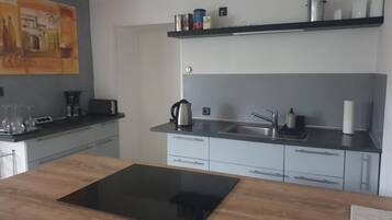 Kühlschrank, Ofen, Herdplatte, Wasserkocher mit Kaffee-/Teezubehör