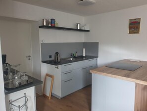 Een koelkast, een oven, een kookplaat, een koffiezetapparaat/waterkoker