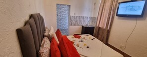 8 dormitorios, sistema de insonorización, tabla de planchar con plancha